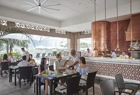 Không gian nhà hàng rộng rãi