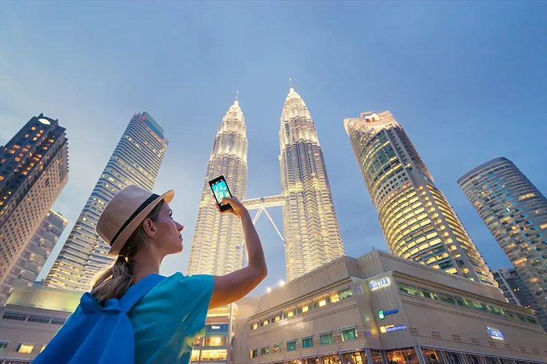 Check-in tại tháp Petronas Twin Towers gần ngay khách sạn