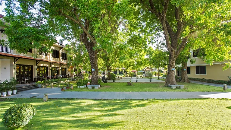 Quang cảnh bên ngoài khách sạn