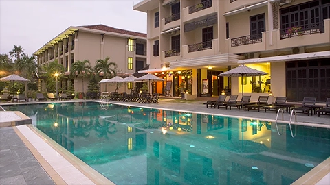 Hồ bơi ngoài trời