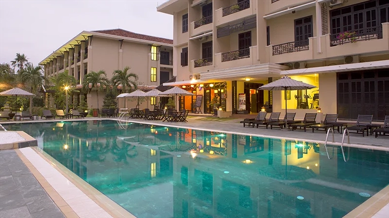 Hồ bơi ngoài trời