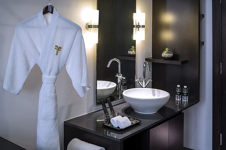 Nhà vệ sinh sạch sẽ, đủ thiết bị