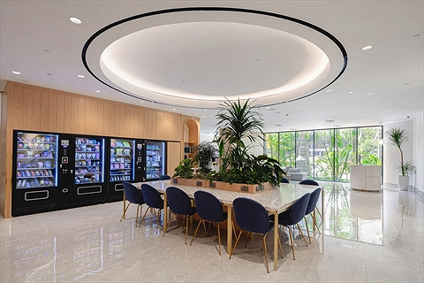 Khu sảnh chờ có quầy bán hàng tự động