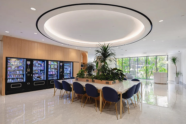 Khu sảnh chờ có quầy bán hàng tự động