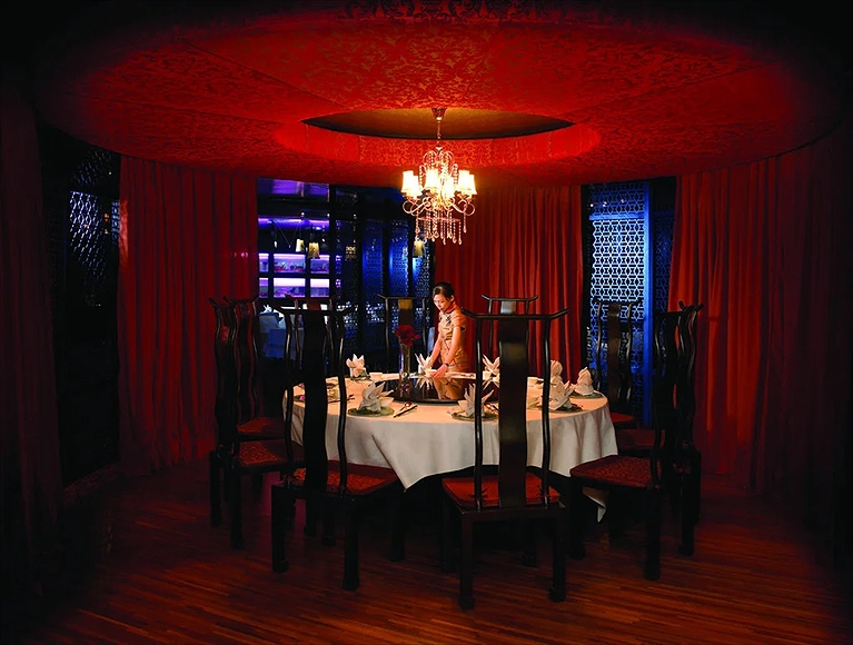 Thưởng thức các món ăn ngon miệng tại nhà hàng sang trọng