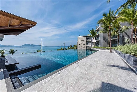 Hồ bơi ngoài trời siêu rộng nhìn ra biển Kalim