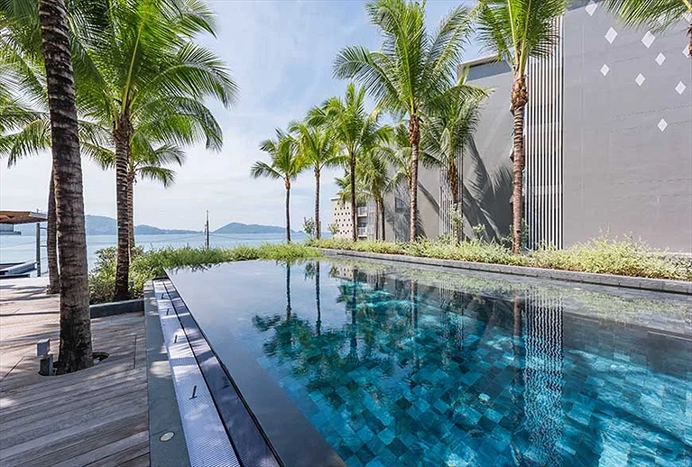 Tận hưởng hồ bơi xanh mát, trong lành