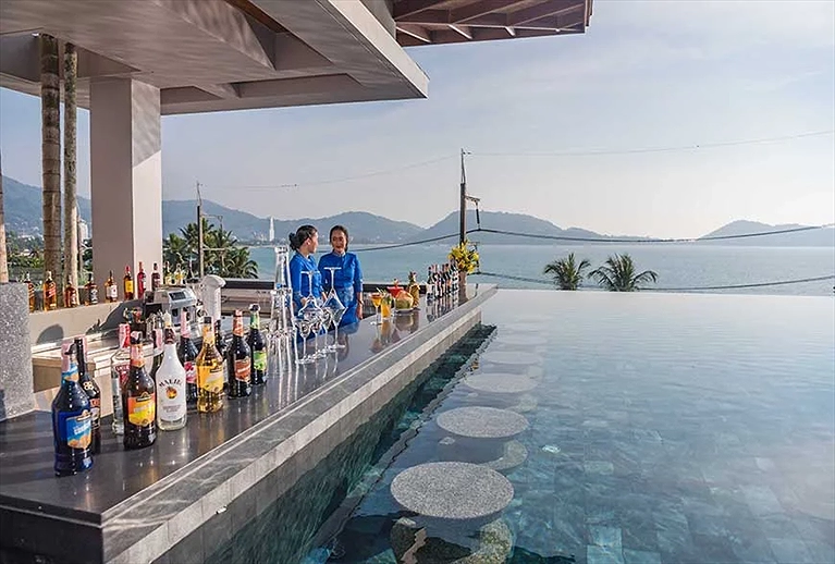 Tận hưởng những loại thức uống ngon miệng ngay tại quầy bar bên hồ bơi