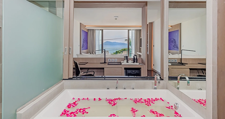 Nhà vệ sinh có trang bị bồn tắm cao cấp để thư giãn