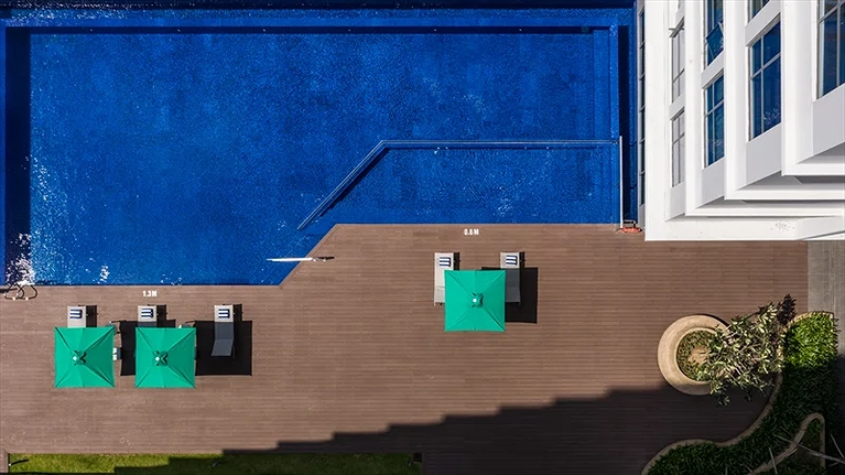 Quang cảnh hồ bơi