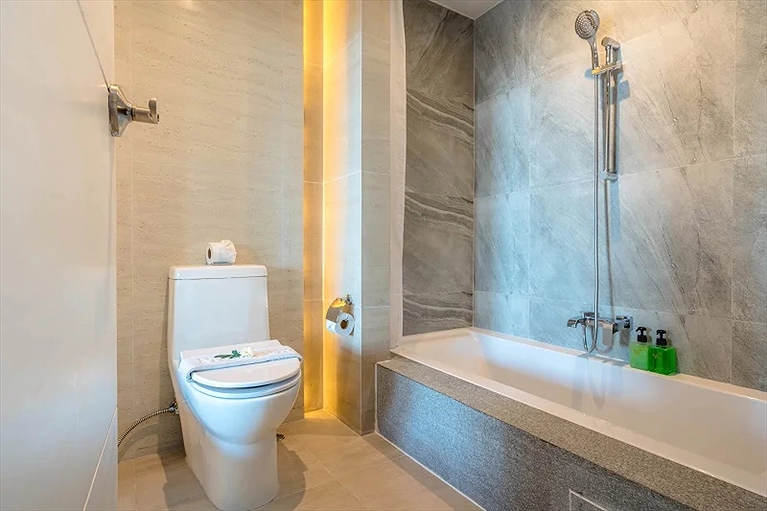 Phòng tắm rộng rãi, tiện nghi