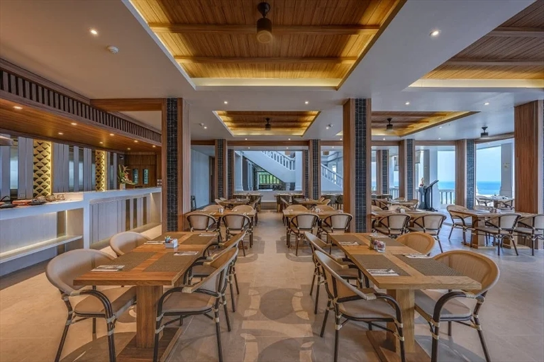 Không gian nhà hàng được bày trí ấm cúng