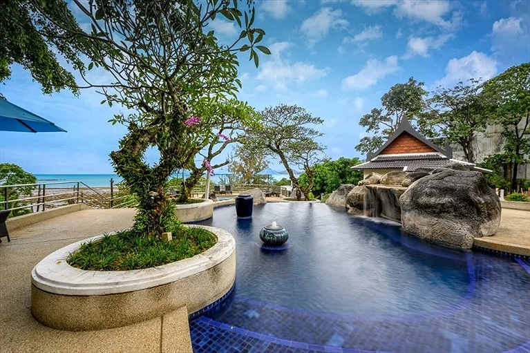 Hồ bơi rộng lớn uốn lượn theo thiết kế khu nghỉ dưỡng