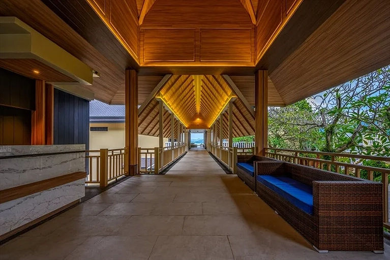 Hành lang sạch sẽ, được lót đá sang trọng