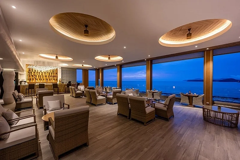 Khu vực Bar thư giãn và ngắm biển về đêm