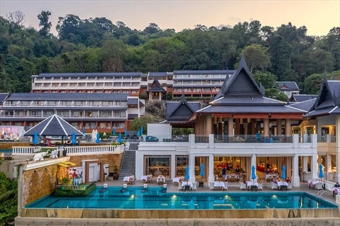 Toàn cảnh khách sạn với hồ bơi xanh biếc