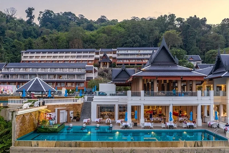 Toàn cảnh khách sạn với hồ bơi xanh biếc