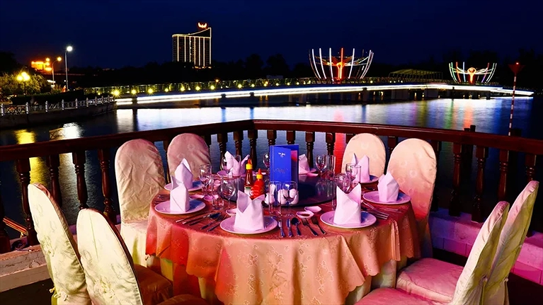 Nhà hàng nhìn ra bến Ninh Kiều