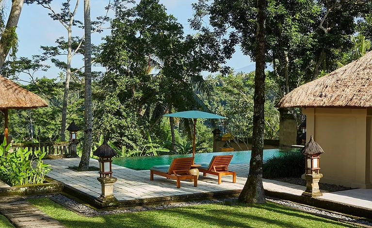 Góc tắm nắng bên cạnh hồ bơi