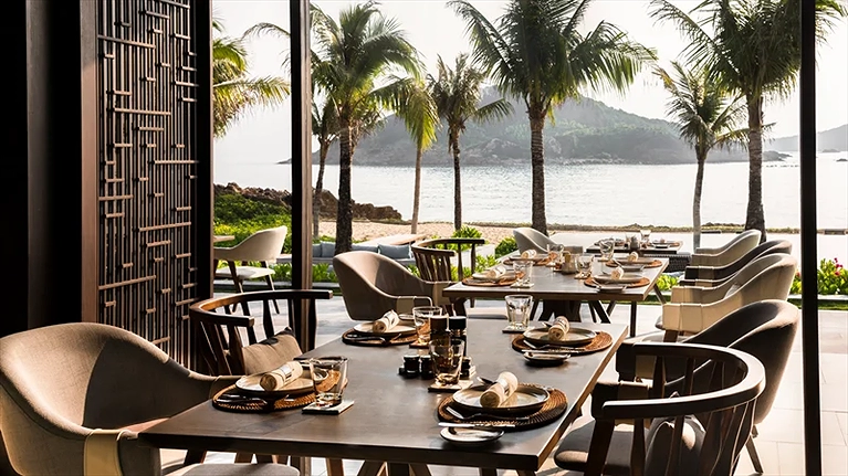 Thưởng thức bữa sáng và ngắm nhìn biển thật ấn tượng