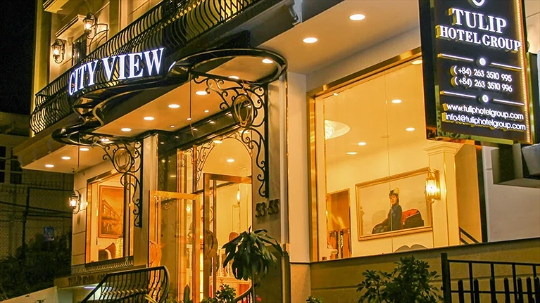 Khách sạn về đêm lung linh trong ánh đèn vàng