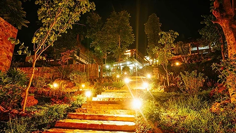 Bậc thang đi lên Pù Luông Bocbandi Retreat Thanh Hóa