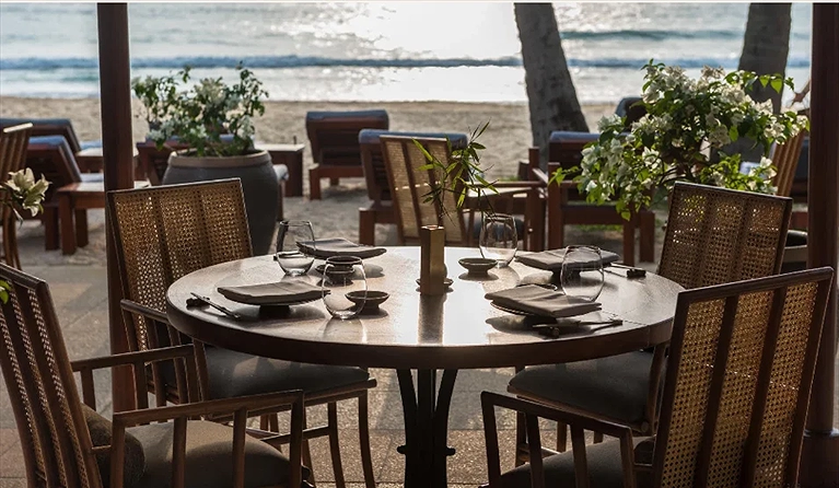 Dùng bữa ngay bên bờ biển