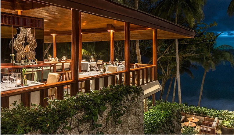 Khung cảnh buổi tối ở nhà hàng thơ mộng