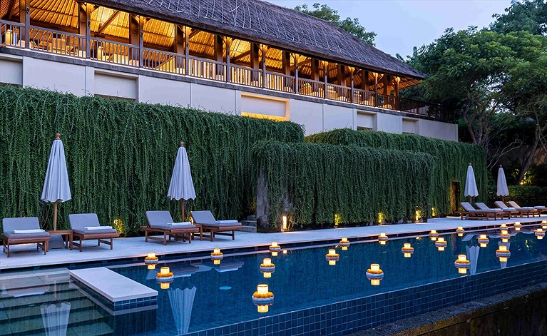 Không gian buổi tối với những ánh đèn lung linh