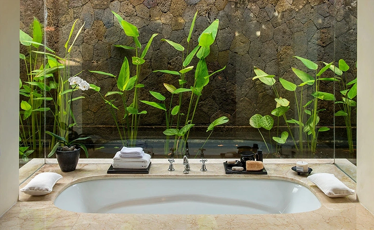Thư giãn tại bồn tắm cao cấp ngoài trời