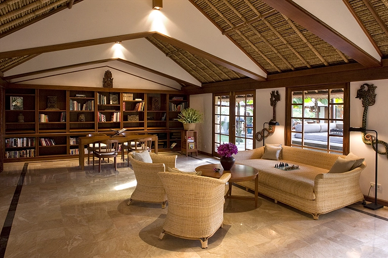 Hãy trải nghiệm thư viện yên tĩnh và đọc một cuốn sách hay