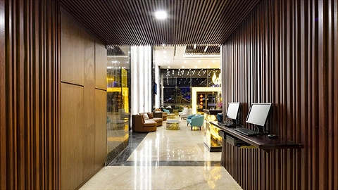 Bước vào sảnh lễ tân