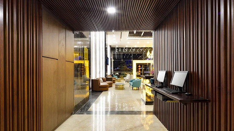 Bước vào sảnh lễ tân