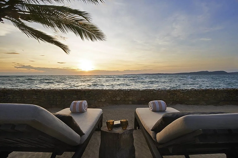 Ngắm hoàng hôn bên bờ biển chỉ cách phòng ngủ vài bước chân