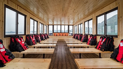 Bên trong khoang tàu