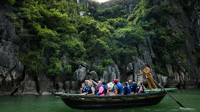 Di chuyển thuyền nan tham quan thắng cảnh