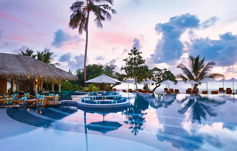 Thư giãn tại hồ bơi tuyệt đẹp ngay bên cạnh bãi biển