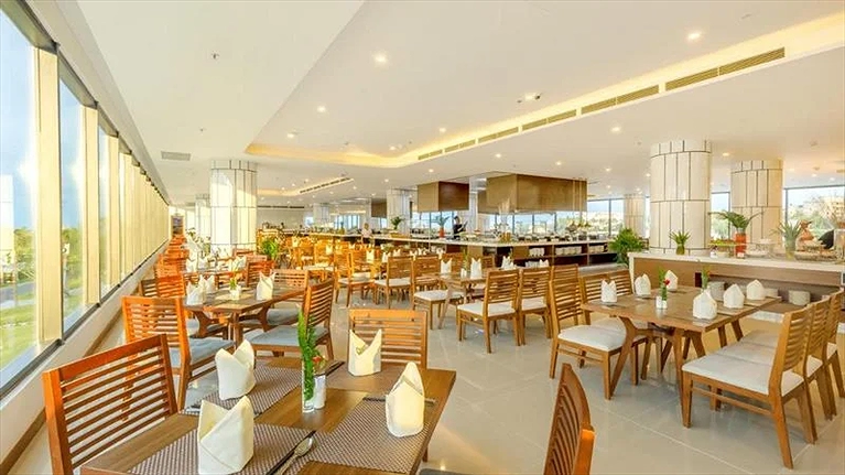 Khu vực nhà hàng chính tại tòa Khách sạn