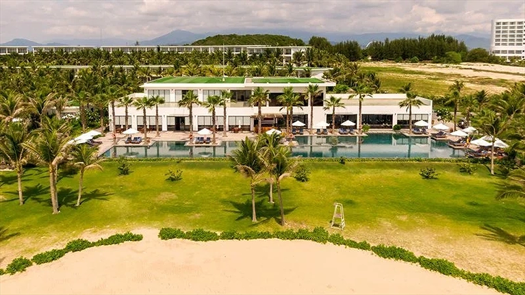 Nhà hàng và hồ bơi khu Noa