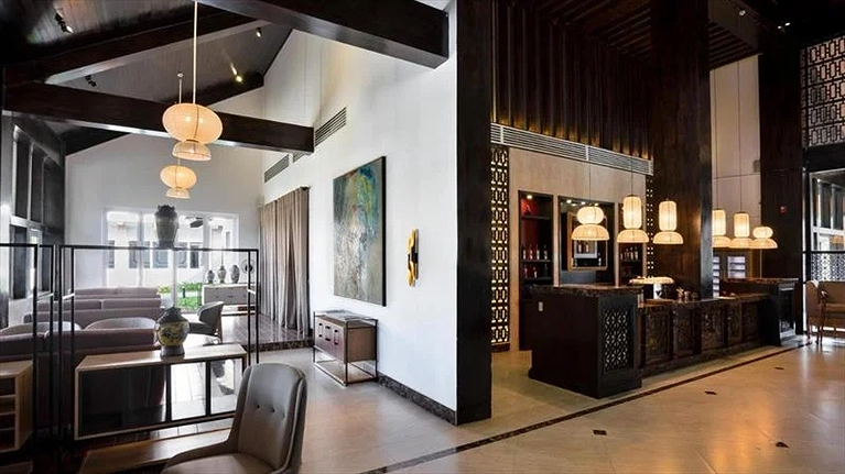 The Bar - khu vực quầy bar tại sảnh chính