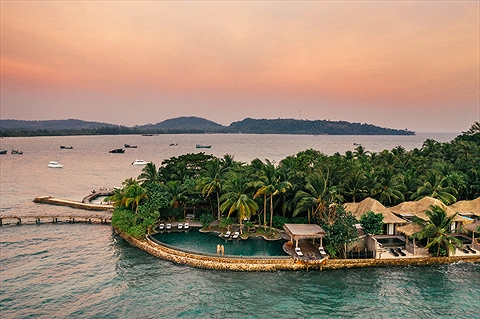 Hoàng hôn buông xuống khu nghỉ dưỡng đẹp huyền ảo