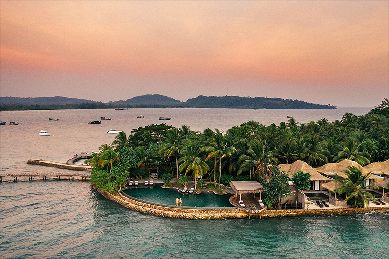 Hoàng hôn buông xuống khu nghỉ dưỡng đẹp huyền ảo