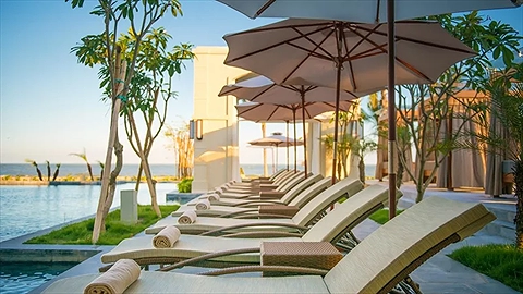 Khu vực tắm nắng tại hồ bơi