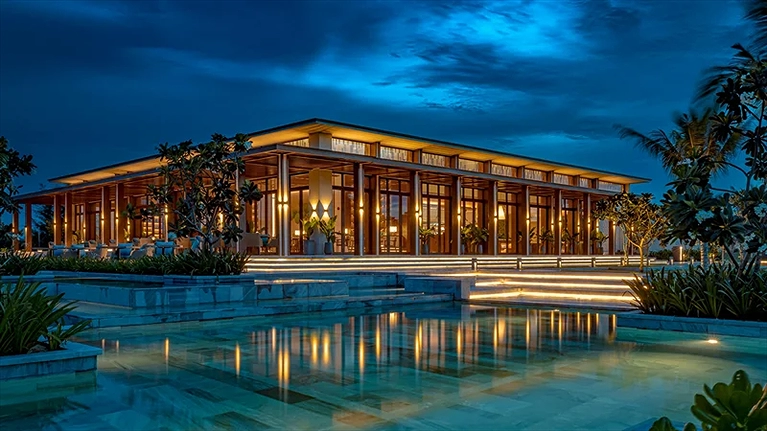 Không gian hồ bơi khi mặt trời lặn