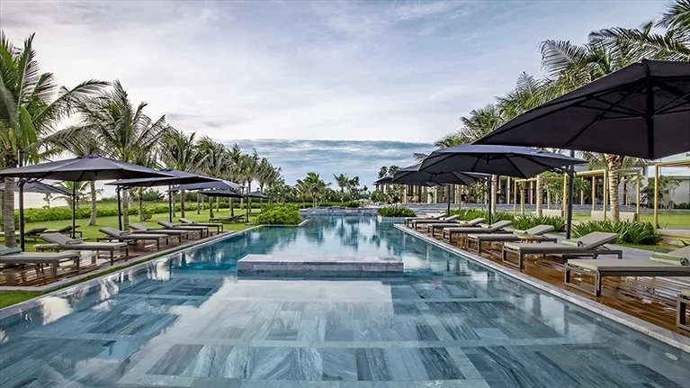 Hồ bơi cùng những dãy ghế tắm nắng