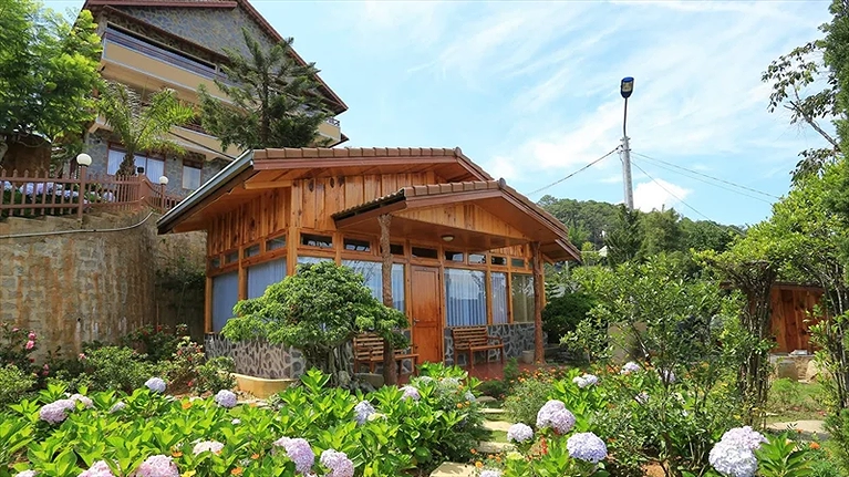 Bước vào resort như một ngôi làng nhỏ xinh xắn nơi phố núi