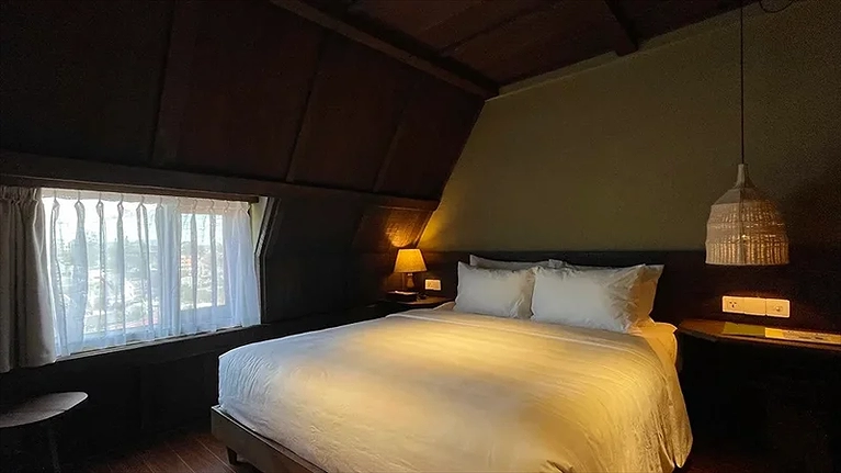 Hạng phòng Attic được thiết kế với một không gian cổ điển, ấm cúng với bồn tắm đá mài được chế tác thủ công