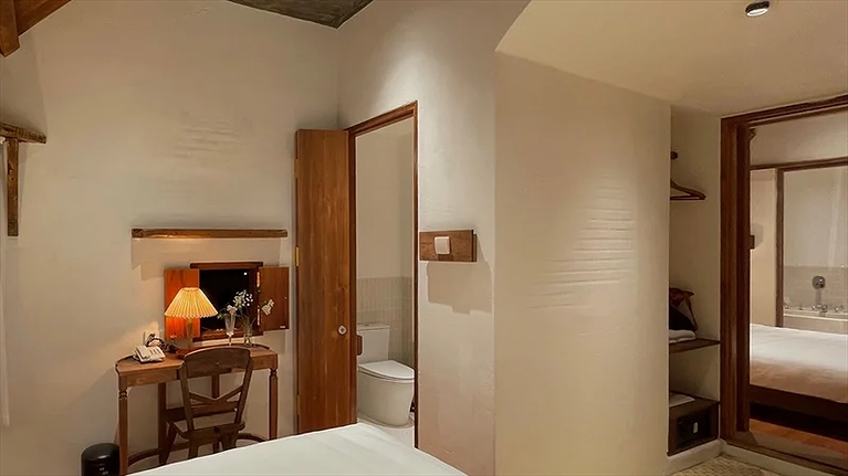 Hạng phòng Connecting  là loại phòng được thiết kế với 2 phòng đơn có cửa thông nhau, đặc biệt phù hợp cho gia đình