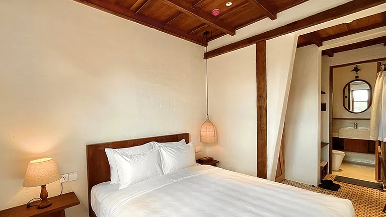 Hạng phòng Deluxe Balcony có ban công và tầm nhìn ra đường phố Đà Lạt