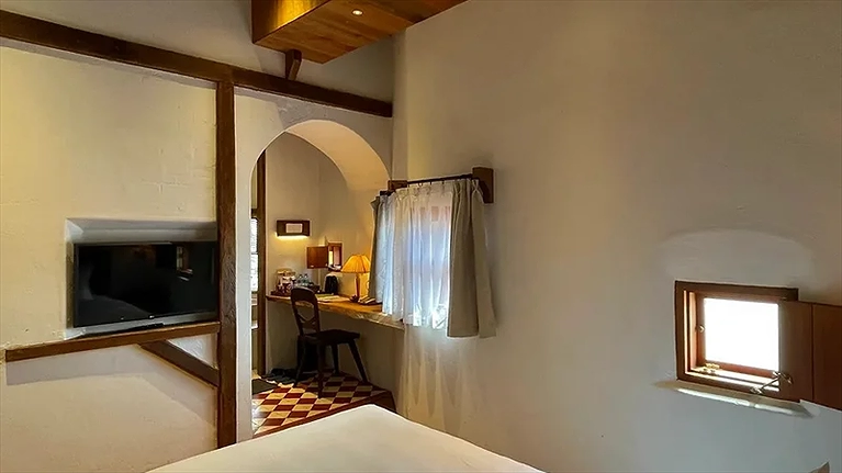 Hạng phòng Deluxe Window - chào ngày mới với ánh ban mai ló qua ô cửa sổ